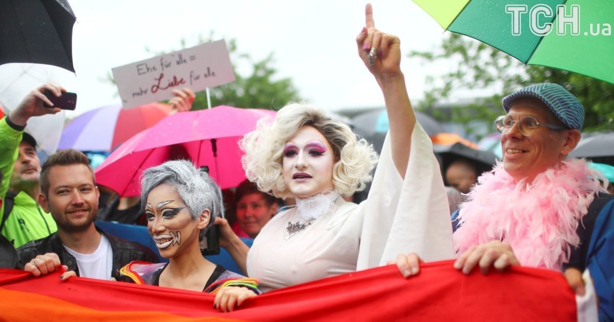 Люди отмечают одобрение легализации однополых браков под парламентом. / © Reuters