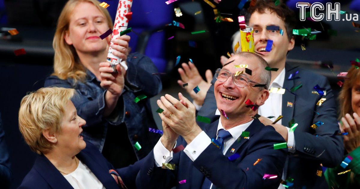 Фолькер Бек из партии "зеленых" празднует одобрение однополых браков. / © Reuters