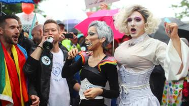 Люди отмечают одобрение легализации однополых браков под парламентом. / © Reuters