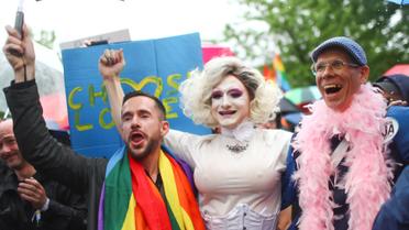 Люди отмечают одобрение легализации однополых браков под парламентом. / © Reuters