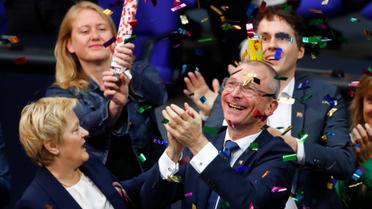 Фолькер Бек из партии "зеленых" празднует одобрение однополых браков. / © Reuters