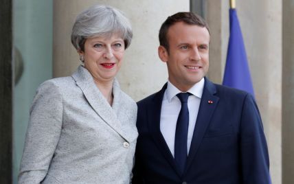 Нежный и ласковый Макрон: как президент Франции приветствует женщин
