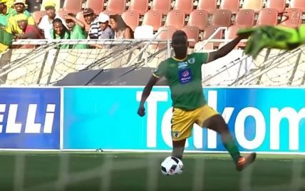 В Африке футболист получил желтую карточку за издевательский финт