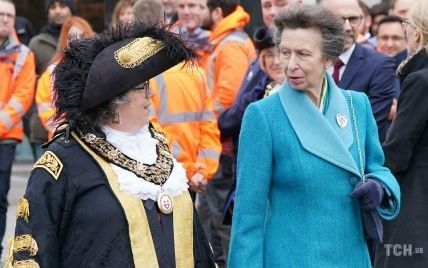 Взяла приклад з Єлизавети ІІ: королівська принцеса Анна в яскравому образі приїхала на церемонію