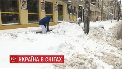 Снег парализовал движение на улицах столицы