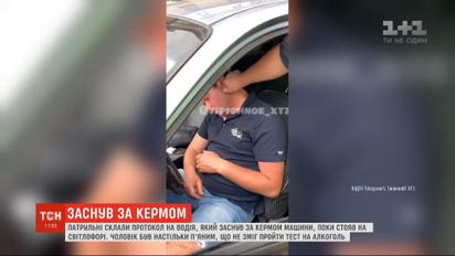 П'яний водій заснув у машині на світлофорі – будили його харківські патрульні