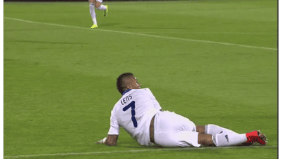 Фиорентина - Динамо. Видео удаления Джермейна Лэнса