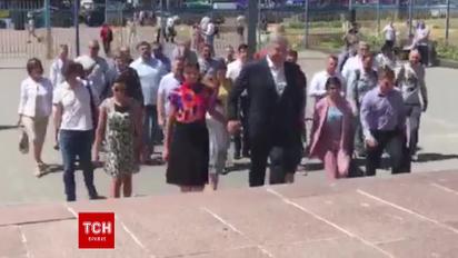 Порошенко с женой пришел в ЦИК подавать документы на парламентские выборы