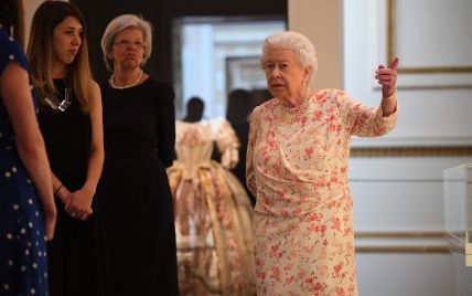 У новій сукні та з бездоганною зачіскою: королева Єлизавета II на виставці у палаці