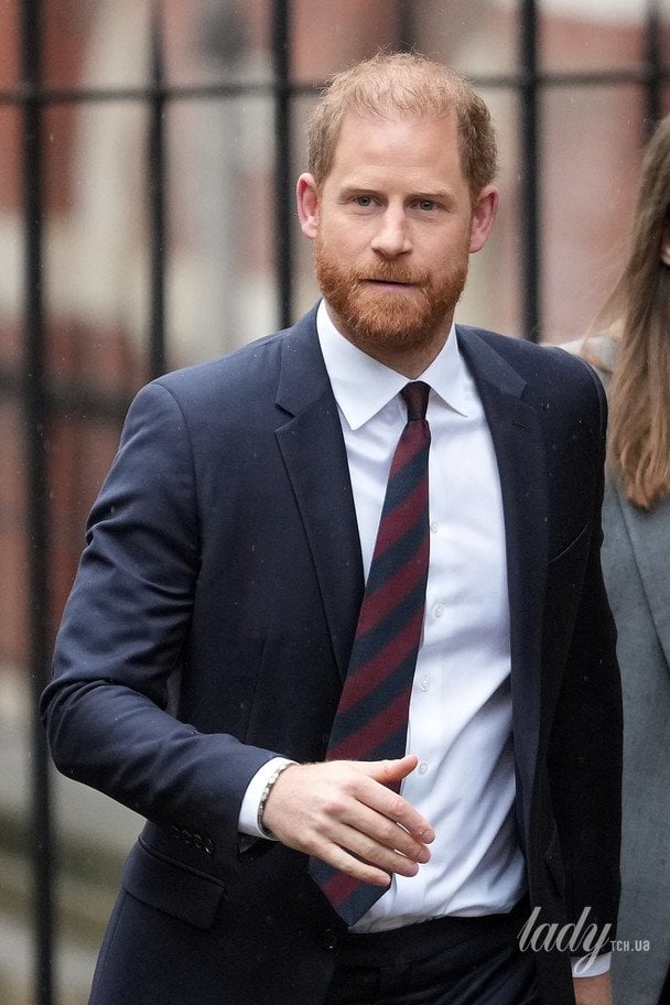 Принц Гарри по дороге в суд  / © Associated Press