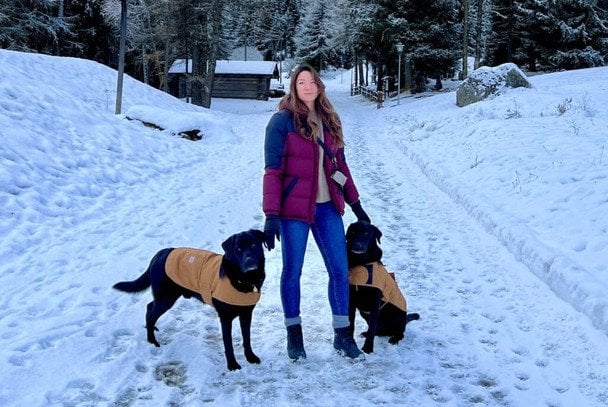 Трейсі гуляє з Ведмедем та Уомблом у засніженій гірській місцевості Фото: Jam Press/Rosely Group