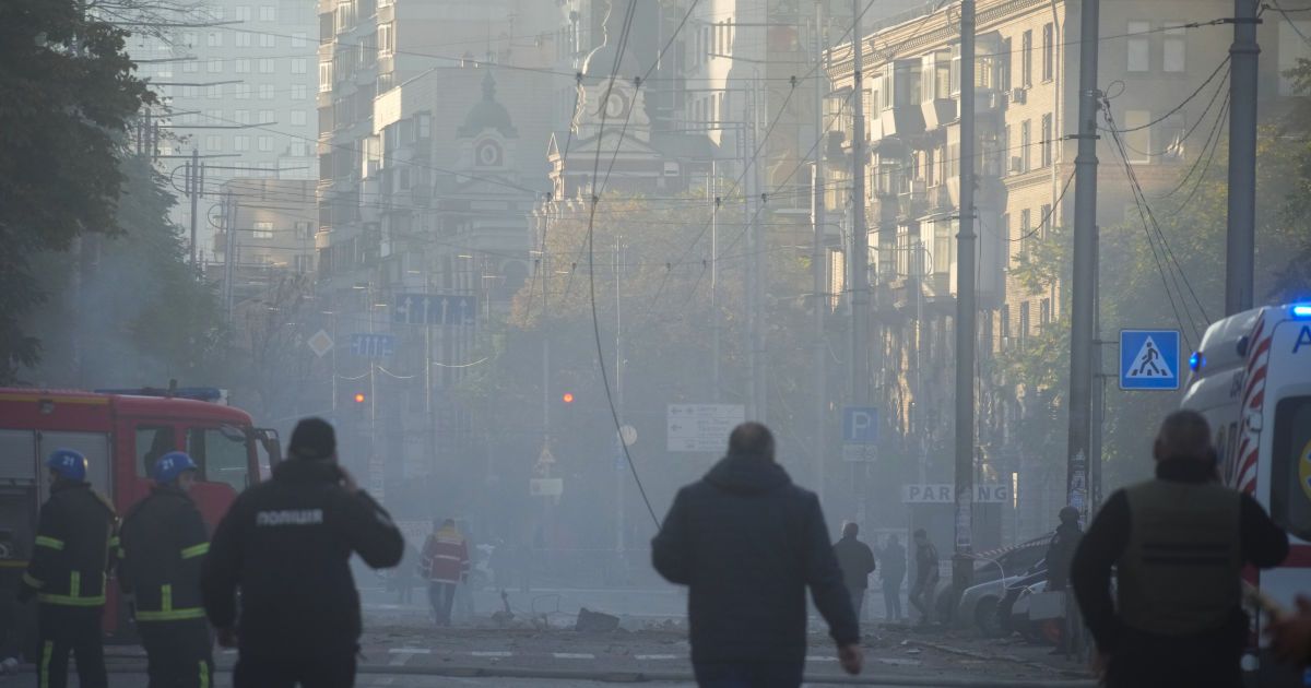 У Києві уламки збитої ракети впали в Дарницькому районі: що відомо