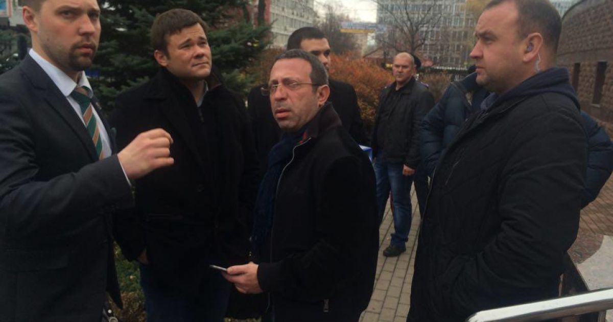 Корбана приехали поддержать однопартийцы / © Фото Валерии Ковалинской/ТСН