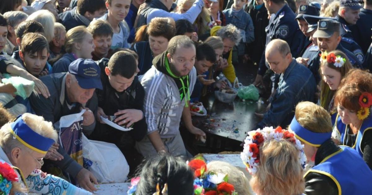 Запорожцы устроили серьезную давку / © http://www.061.ua/