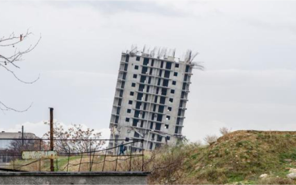 Россияне случайно при сносе здания сделали свою "Пизанскую башню" в Севастополе
