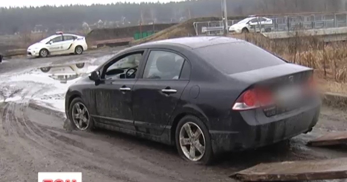 Поліцейські прострелили автомобілю порушника колеса і загнали його в багно