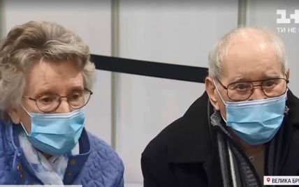 Поженились в разгар пандемии: в Великобритании пожилые молодожены сделали прививки от коронавируса