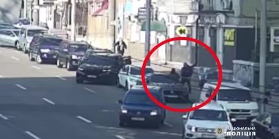 У Києві нахабний водій побив інспекторку з паркування