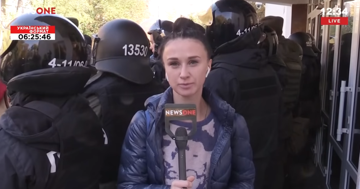 Во время акции возле МВД неизвестный облил журналистку NewsOne "липким белым веществом"