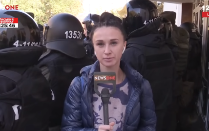 Під час акції біля МВС невідомий облив журналістку NewsOne "липкою білою речовиною"