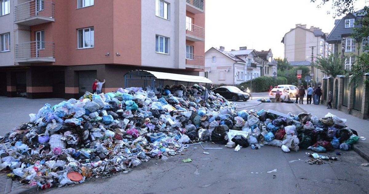 У Львові мешканці перекрили вулицю барикадою зі сміття