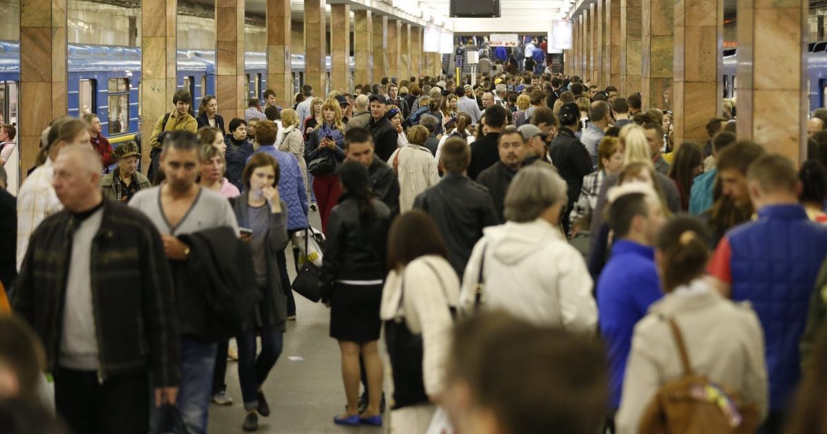 У Києві зупинили рух на синій гілці метро через падіння пасажира на колію 