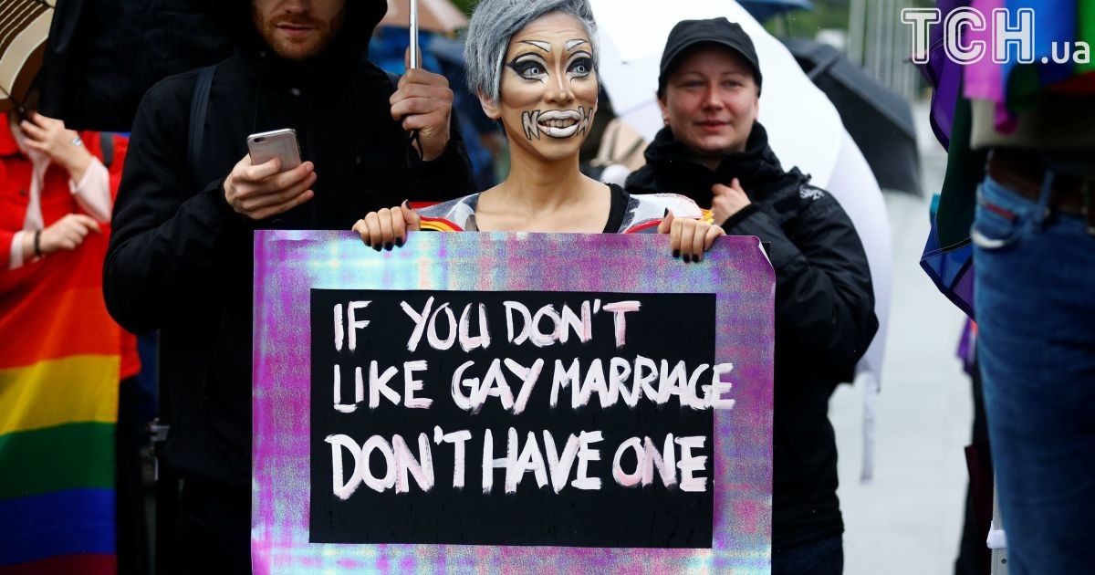 "Ты против однополого брака &ndash; просто не вступай в него", &ndash; лозунг одного из демонстрантов. / © Reuters