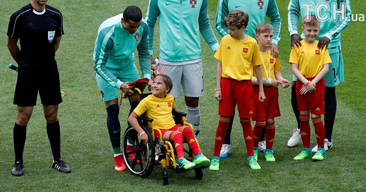 Роналду поцеловал девочку-колясочницу перед матчем с Россией