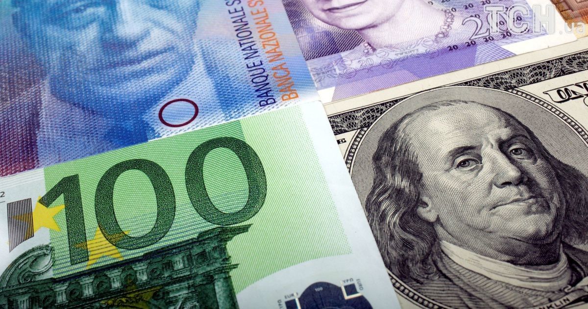 Доллар и евро подешевели в курсах Нацбанка на 10 октября. Инфографика