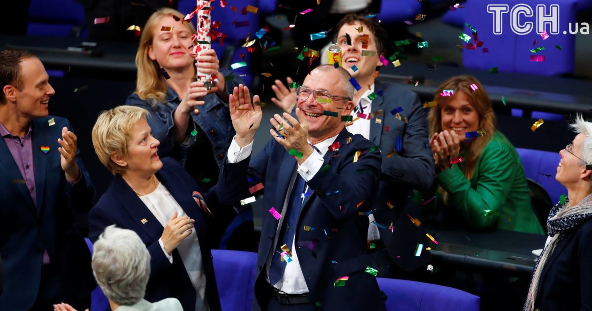 Фолькер Бек из партии "зеленых" празднует одобрение однополых браков. / © Reuters