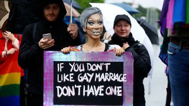 "Ты против однополого брака &ndash; просто не вступай в него", &ndash; лозунг одного из демонстрантов. / © Reuters