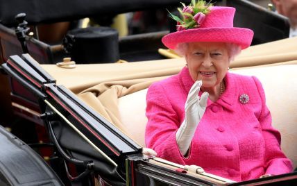 91-летняя королева Елизавета II в ярком образе затмила британок на скачках