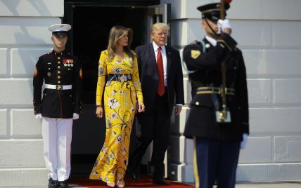 Мелания Трамп надела на встречу яркое платье с цветочным принтом