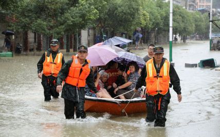 В Китае в результате мощных ливней было эвакуировано более полумиллиона человек