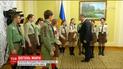 Украинские пластуны передали президенту Вифлеемский огонь мира