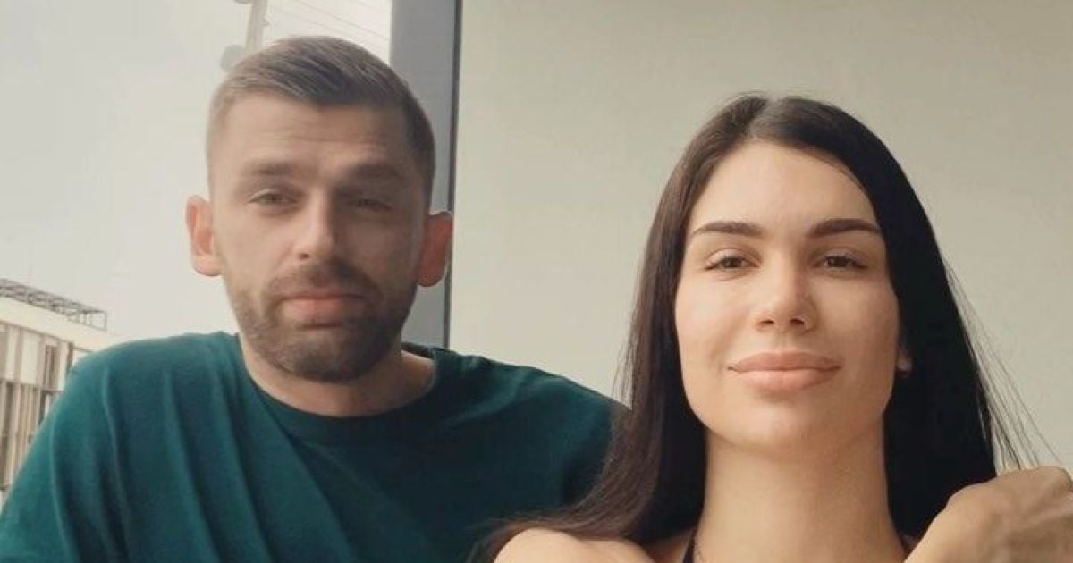 "Холостячка": півфіналіст шоу Андрій Рибак замилував поцілунком з коханою у купальнику