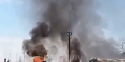 Вогонь перекинувся на транспорт: під Львовом через підпал сухої трави згоріло три автобуси