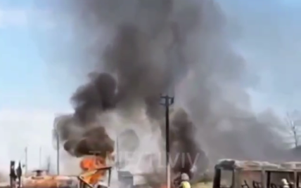 Огонь перекинулся на транспорт: под Львовом из-за поджога сухой травы сгорело три автобуса