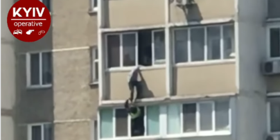 В Киеве на Позняках мужчина вылез в окно и пытался свести счеты с жизнью: появилось видео