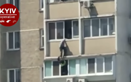 В Киеве на Позняках мужчина вылез в окно и пытался свести счеты с жизнью: появилось видео