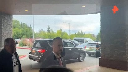 Лавров прилетів на Аляску у светрі з написом «СССР»