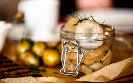 Салат с маринованными грибами и сыром за 15 минут