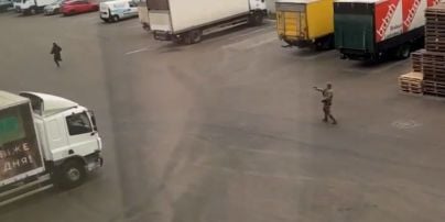 Чоловік у військовій формі стріляв у вантажника складу, коли той утікав