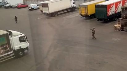Чоловік у військовій формі стріляв у вантажника складу, коли той утікав