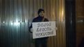 Активисты пикетировали у подожженной художником двери