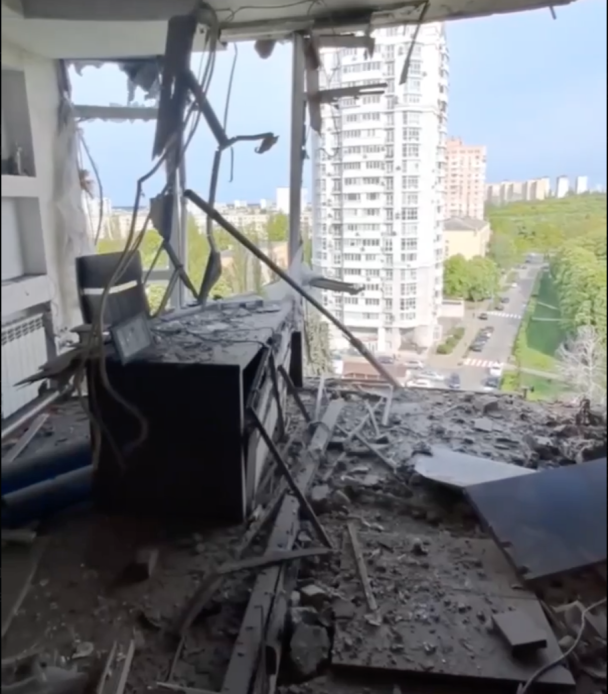 Зруйнована квартира у Святошинському районі Києва після атаки дронами. Фото: скриншот з відео