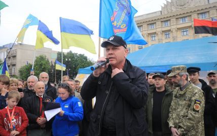 Страсти по палатке: на центральной площади Харькова волонтеры защищаются от коммунальщиков