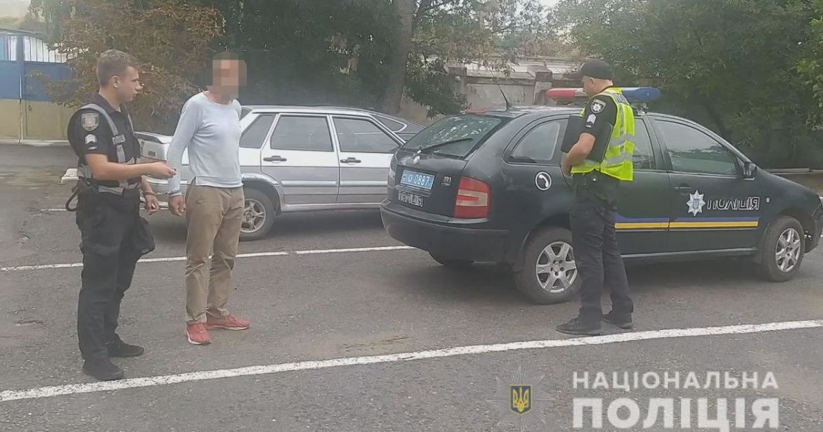 Вимив знаряддя злочину і збрехав сусідам: в Одеській області чоловік зарізав товариша