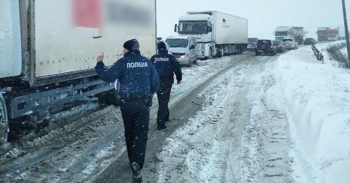 Коротка пауза між снігопадами: в Україні готуються перекривати дороги через негоду