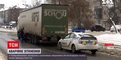 В Киеве микроавтобус столкнулся с грузовиком - прямое включение